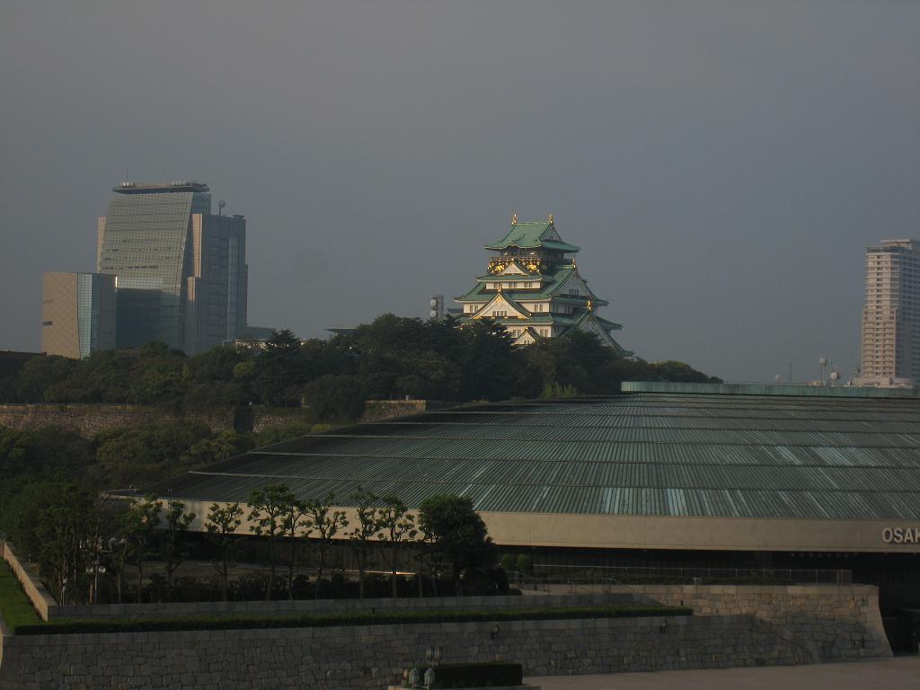 IMG_9817.JPG - Castle tower behind Osakajo hall