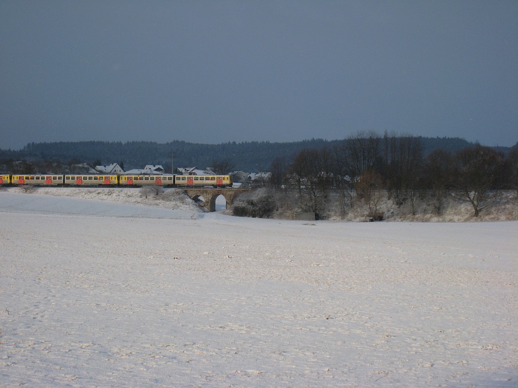 IMG_0245.JPG - Viadukt Hausen mit Zug