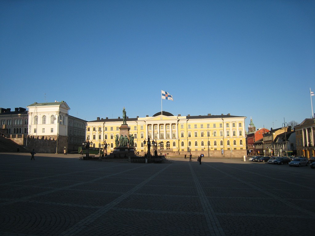 IMG_0653.JPG - Senate Square and the Palace of the Council of State  ( http://en.wikipedia.org/wiki/Helsinki_Senate_Square )