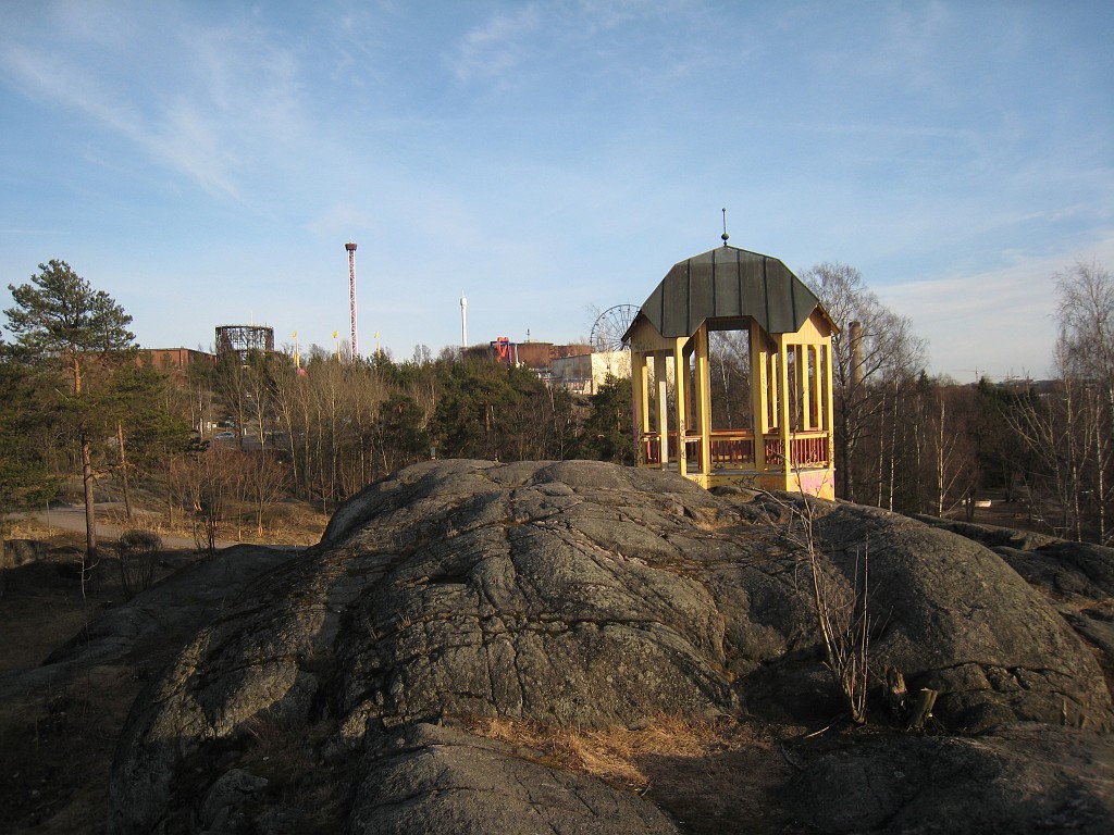 IMG_0725.JPG - Pavilion at Alppila park with the Linnanmäki amusement park ( http://en.wikipedia.org/wiki/Linnanm%C3%A4ki ).