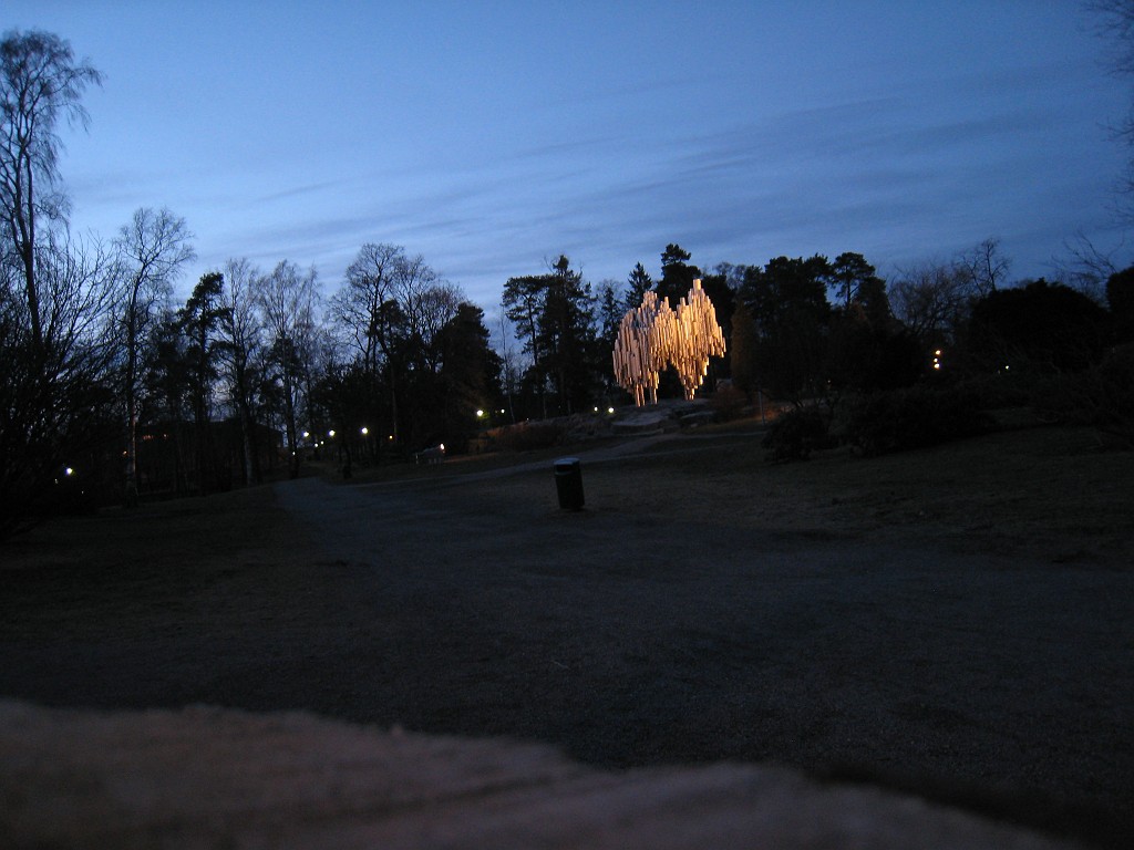 IMG_0830.JPG - Sibelius ( http://en.wikipedia.org/wiki/Jean_Sibelius ) monument ( http://en.wikipedia.org/wiki/Sibelius_monument ) at night
