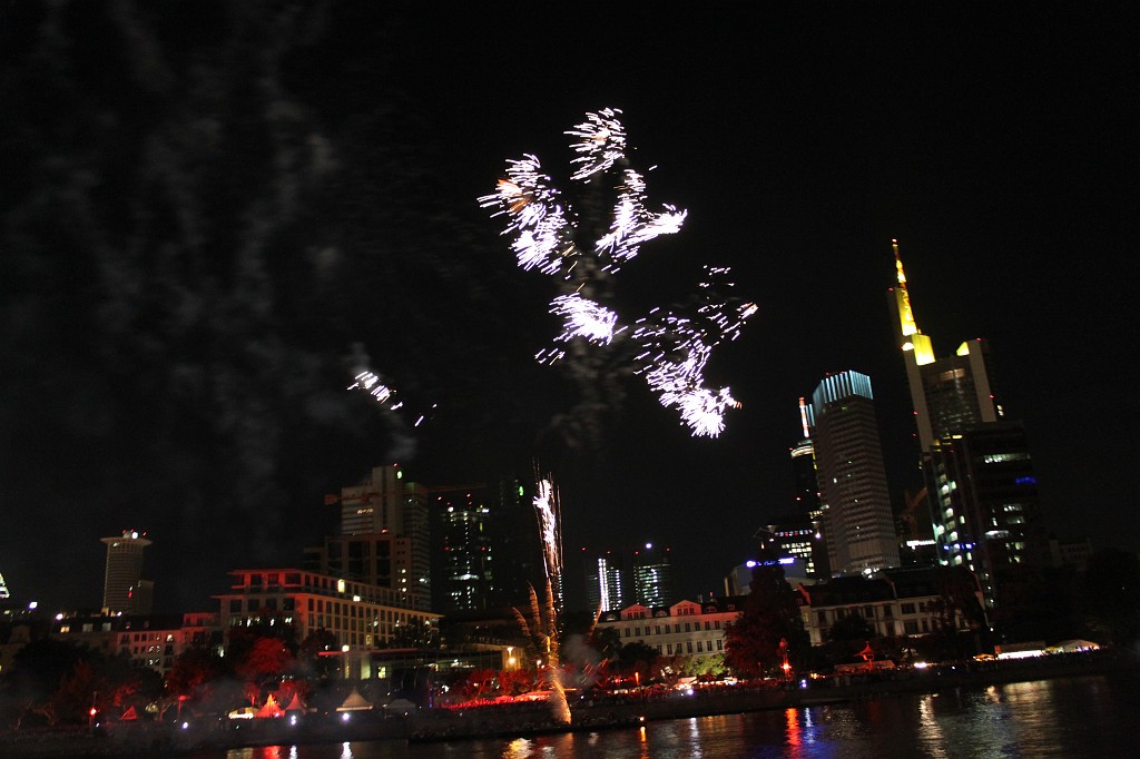 IMG_0328.JPG - Spectacular midnight firework, laser, fire and water show ending the "Deutsches Turnfest" 2009  http://de.wikipedia.org/wiki/Deutsches_Turnfest  in Frankfurt  http://en.wikipedia.org/wiki/Frankfurt_am_Main 