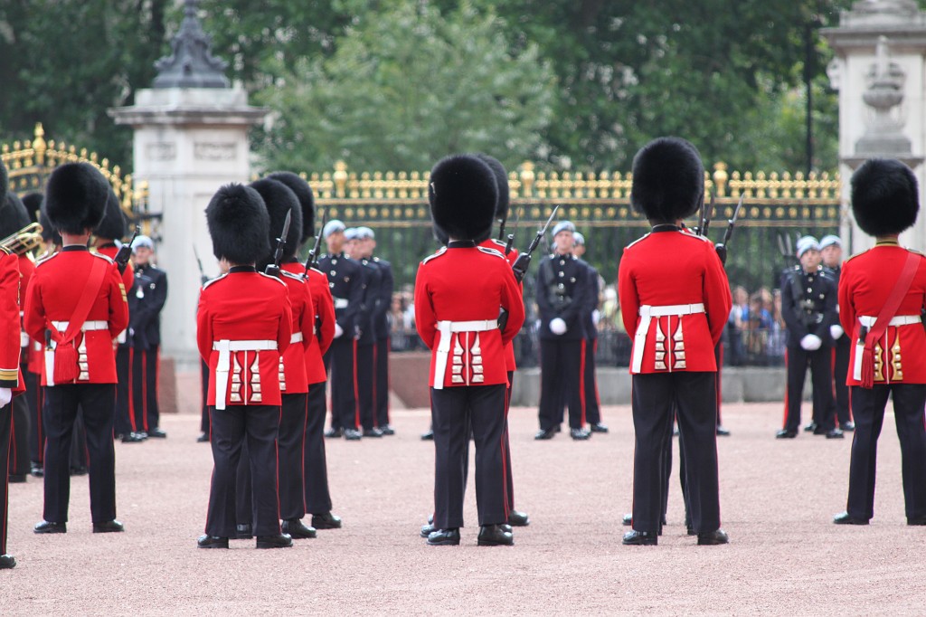 IMG_2195.JPG - Change of guards at Buckingham palace  http://en.wikipedia.org/wiki/Buckingham_Palace 