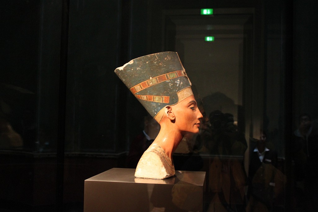 IMG_3257.JPG - Iconic bust of Nefertiti  http://en.wikipedia.org/wiki/Nefertiti 