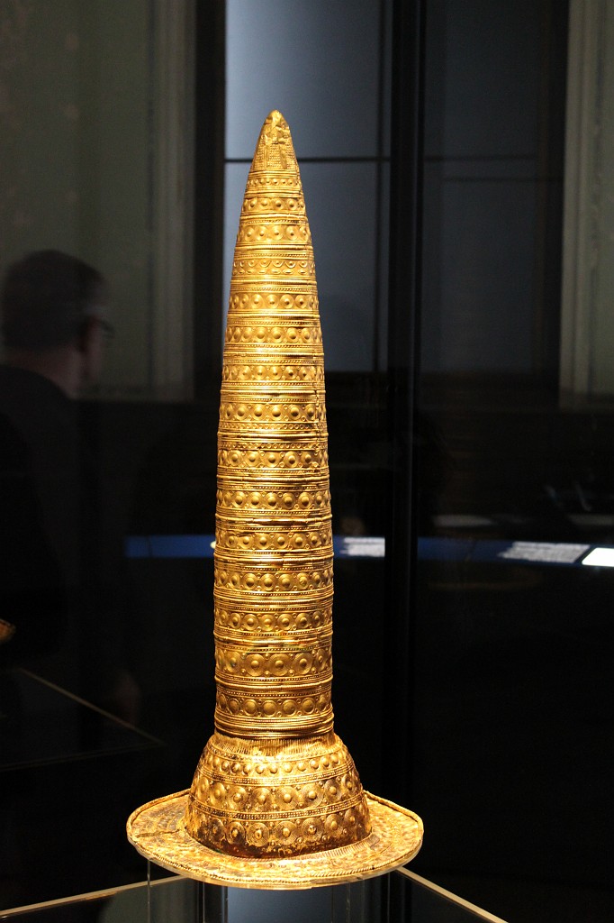 IMG_3283.JPG - Berlin Gold Hat  http://en.wikipedia.org/wiki/Berlin_Gold_Hat  displayed in Neues Museum (New Museum)  http://en.wikipedia.org/wiki/Neues_Museum 