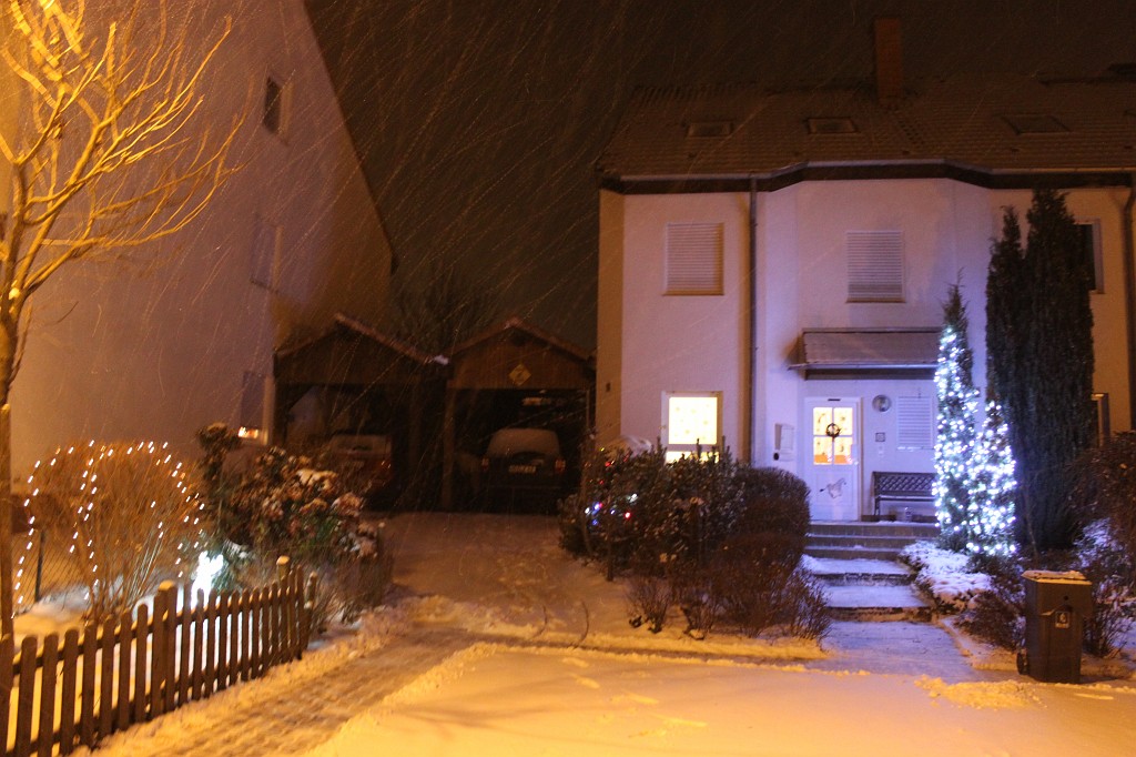 IMG_4294.JPG - Snowing before christmas