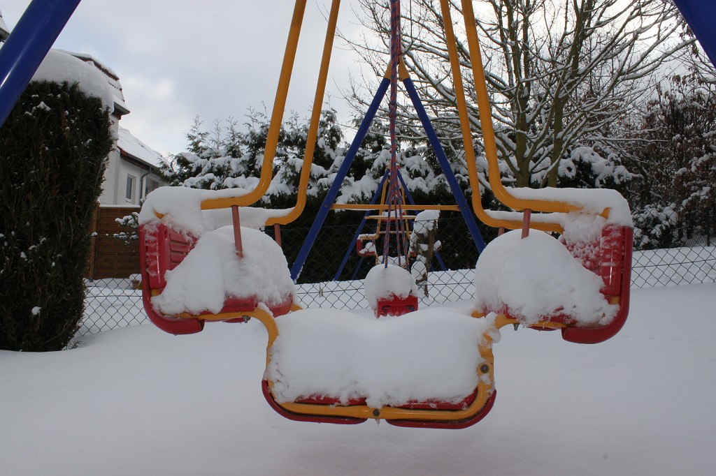 IMG_4505.JPG - Lots of snow on the swing