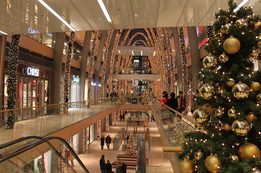 IMG_9101.JPG - Christmas decorated shopping mall