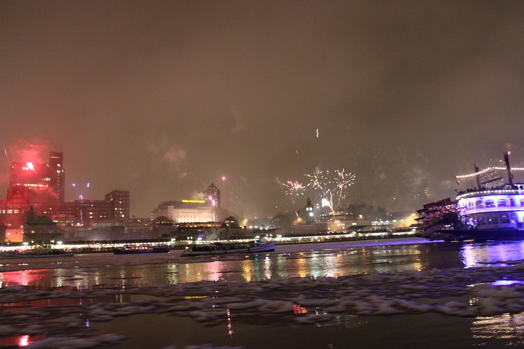 IMG_9245.JPG - New Years Fireworks over the Port of Hamburg  http://en.wikipedia.org/wiki/Port_of_Hamburg 