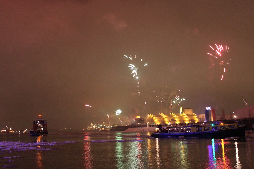 IMG_9268.JPG - New Years Fireworks over the Port of Hamburg  http://en.wikipedia.org/wiki/Port_of_Hamburg 
