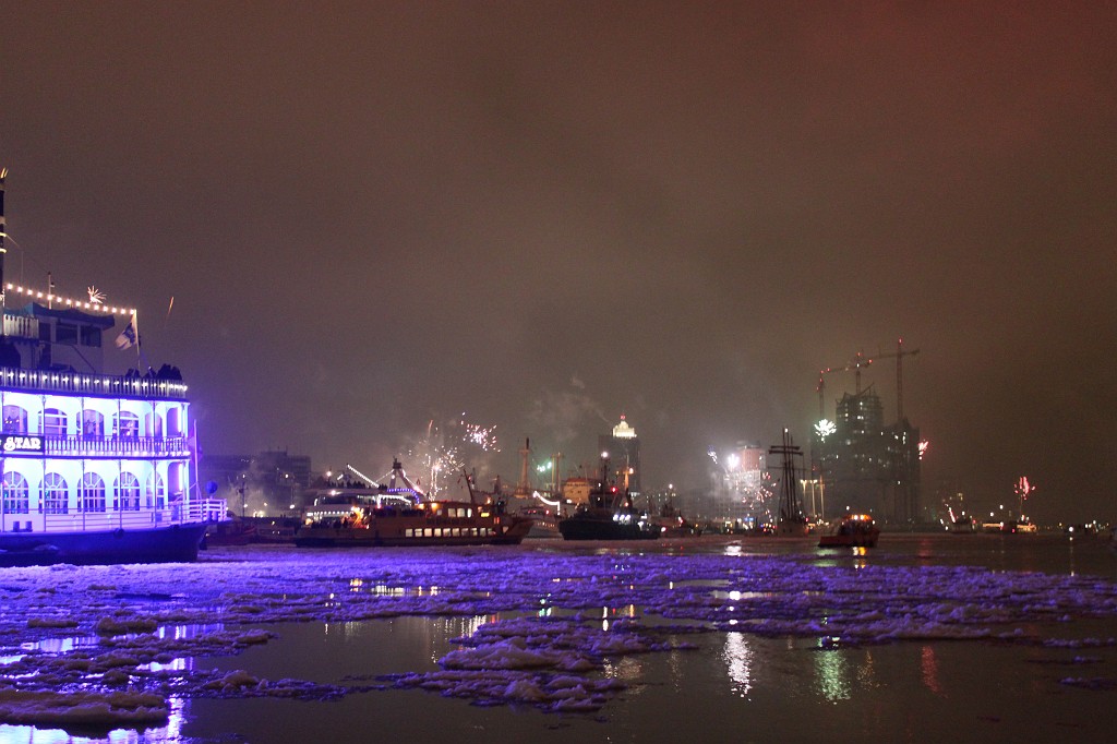 IMG_9271.JPG - New Years Fireworks over the Port of Hamburg  http://en.wikipedia.org/wiki/Port_of_Hamburg 