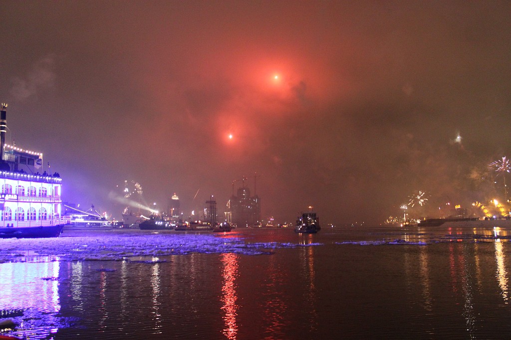 IMG_9292.JPG - New Years Fireworks over the Port of Hamburg  http://en.wikipedia.org/wiki/Port_of_Hamburg 