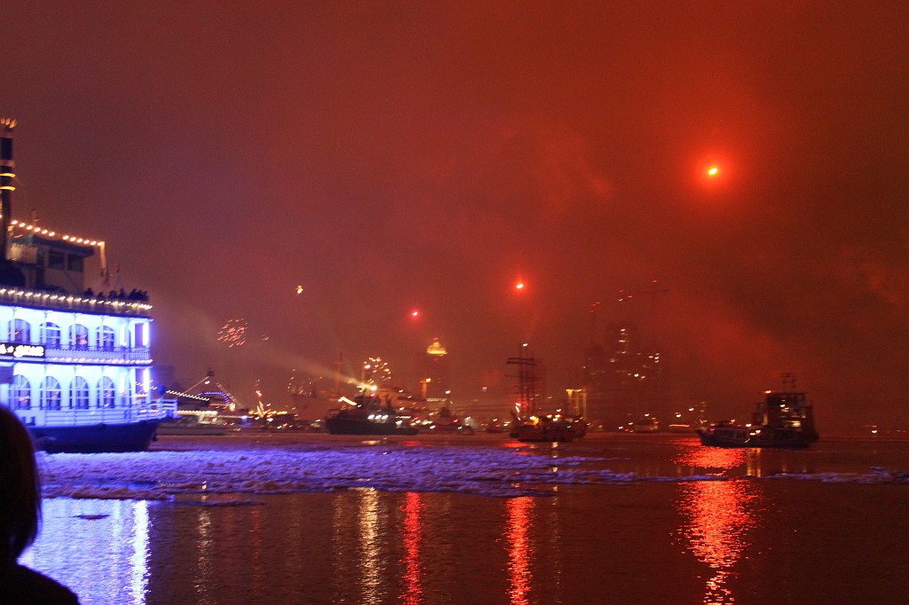 IMG_9300.JPG - New Years Fireworks over the Port of Hamburg  http://en.wikipedia.org/wiki/Port_of_Hamburg 