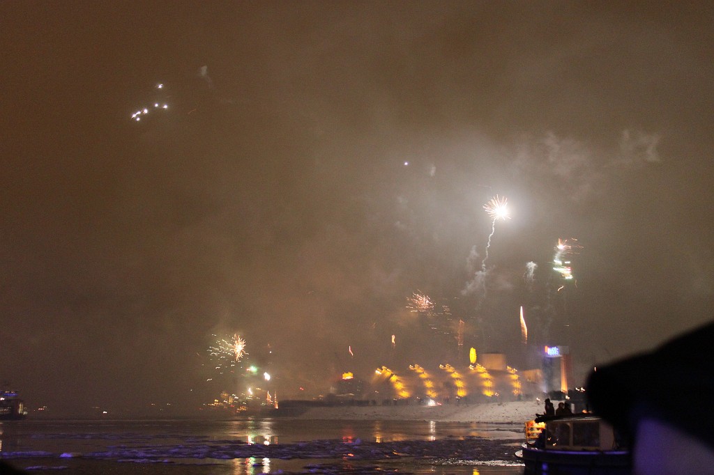 IMG_9319.JPG - New Years Fireworks over the Port of Hamburg  http://en.wikipedia.org/wiki/Port_of_Hamburg 