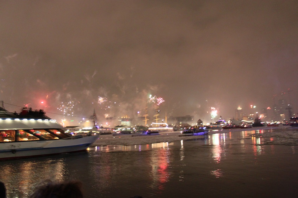 IMG_9340.JPG - New Years Fireworks over the Port of Hamburg  http://en.wikipedia.org/wiki/Port_of_Hamburg 