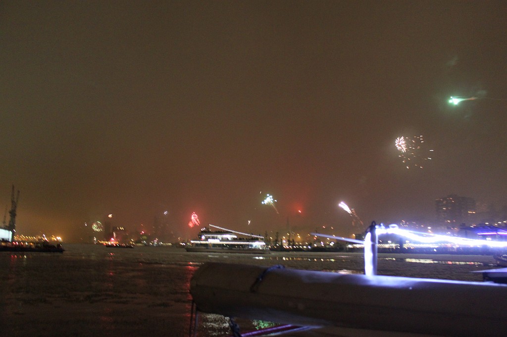 IMG_9356.JPG - New Years Fireworks over the Port of Hamburg  http://en.wikipedia.org/wiki/Port_of_Hamburg 