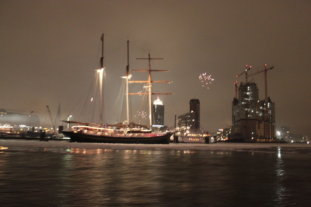 IMG_9387.JPG - New Years Fireworks over the Port of Hamburg  http://en.wikipedia.org/wiki/Port_of_Hamburg 