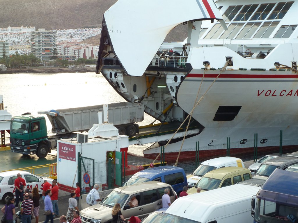 P1040010.JPG - The ferry "Volcan de Taburiente" in Los Christianos port