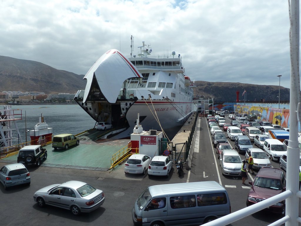 P1040116.JPG - The ferry "Volcan de Taburiente" in Los Christianos port