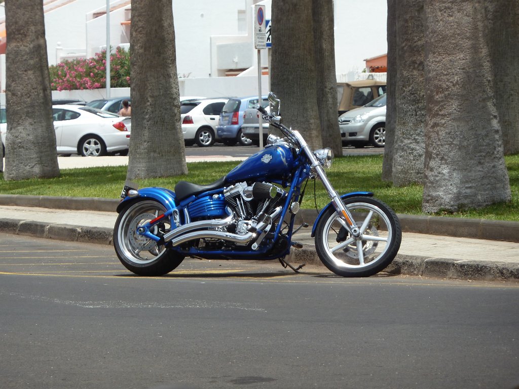 P1040448.JPG - Blue Motorbike