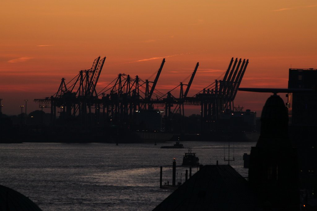 IMG_5670.JPG -  Hamburg container terminal  at sunset