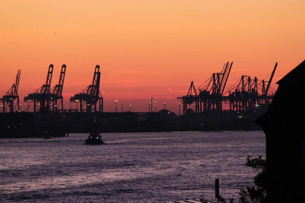 IMG_5682.JPG -  Hamburg port  view from at sunset