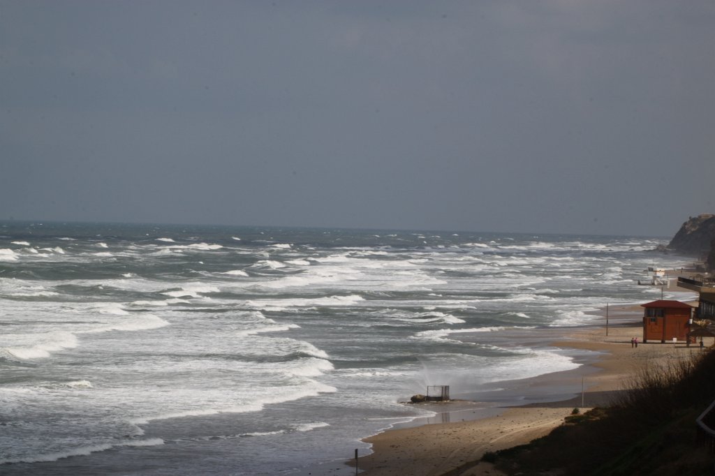 IMG_6981.JPG - waves in front of  Herzliya coast  http://en.wikipedia.org/wiki/Herzliya,_Israel 