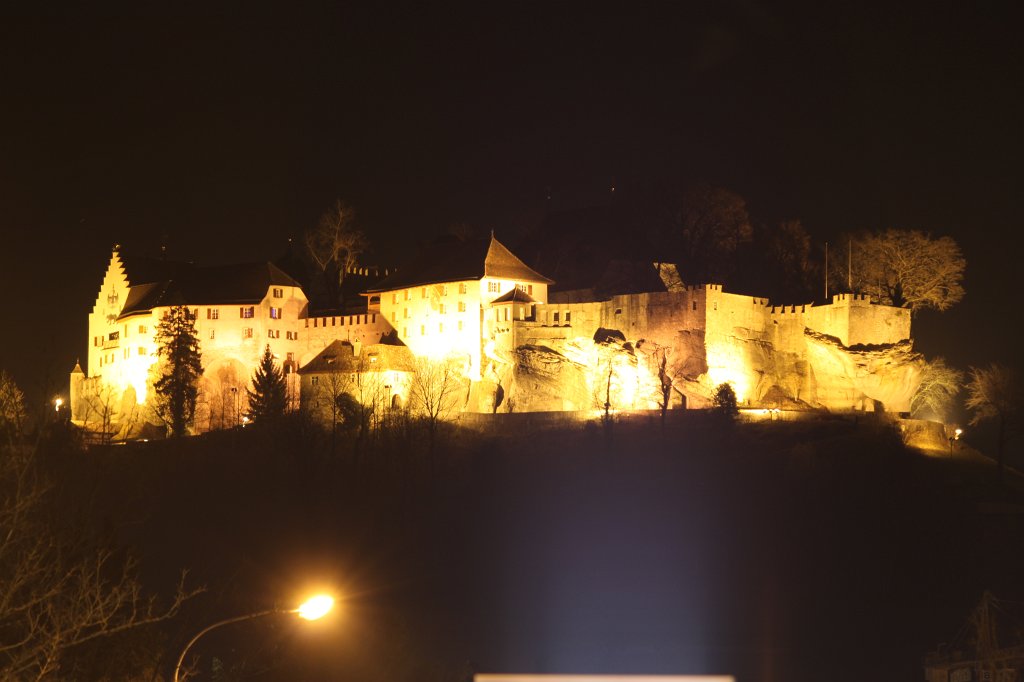 IMG_7348.JPG - Lenzburg Castle at night  http://en.wikipedia.org/wiki/Lenzburg_Castle 