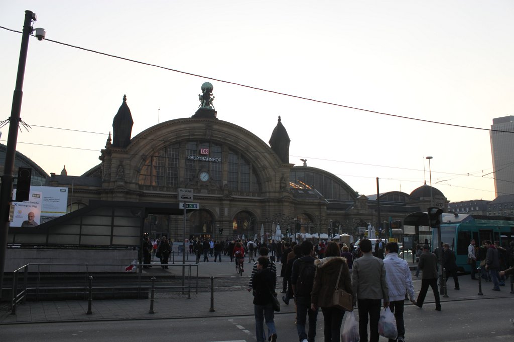 IMG_7509.JPG - Frankfurt Central Station  http://en.wikipedia.org/wiki/Frankfurt_(Main)_Hauptbahnhof 