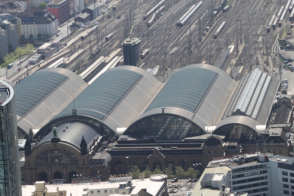 IMG_7692.JPG - Central Station  http://en.wikipedia.org/wiki/Frankfurt_Central_Station  & tracks