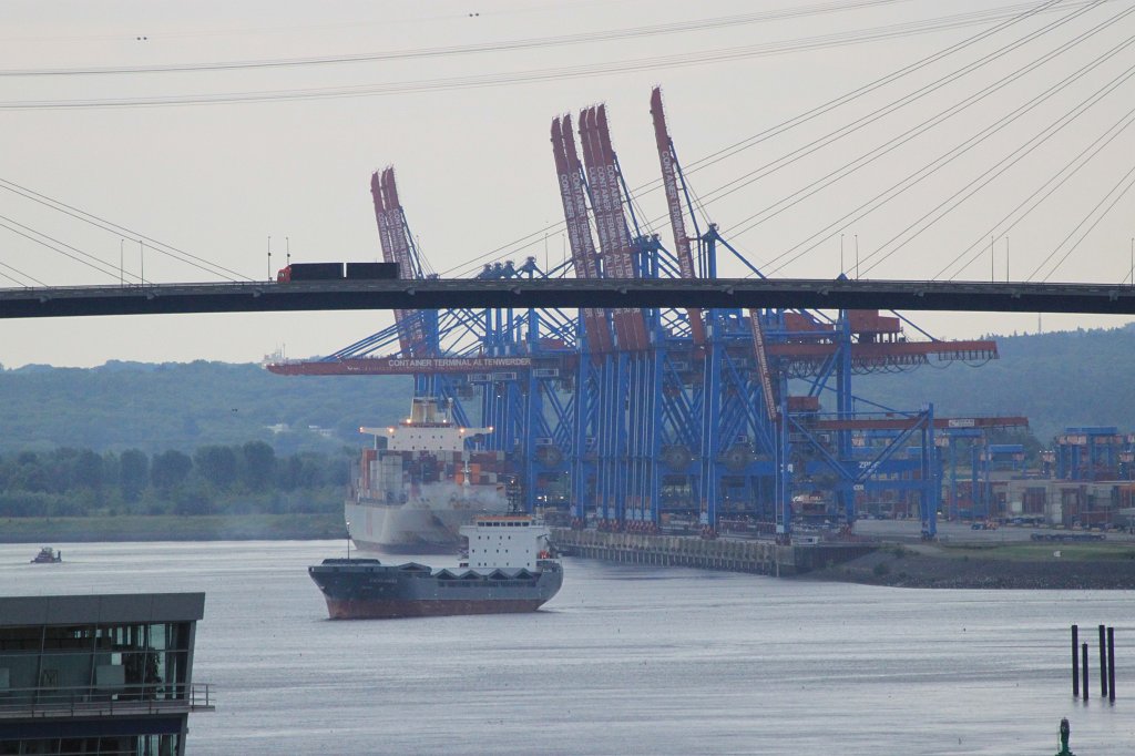 IMG_9429.JPG - Huge bridge, ship and crane  http://en.wikipedia.org/wiki/K%C3%B6hlbrand_Bridge 