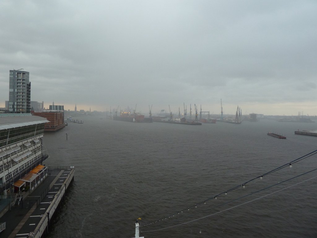 P1070675.JPG - Port of Hamburg  http://en.wikipedia.org/wiki/Port_of_Hamburg  in the rain
