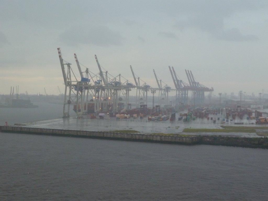P1070678.JPG - Port of Hamburg  http://en.wikipedia.org/wiki/Port_of_Hamburg  in the rain
