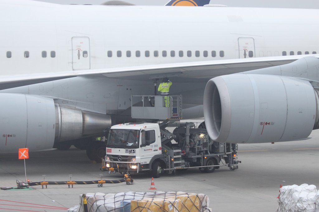 IMG_3517.JPG - Fueling a  Lufthansa   Boing 747  at  Frankfurt Airport 