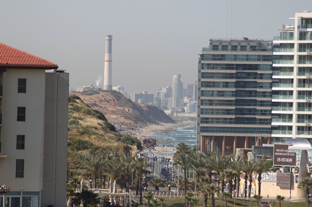 IMG_3721.JPG - Beach between Herzliya and Tel Aviv. The distance is optical reduced through the long-focus lens.