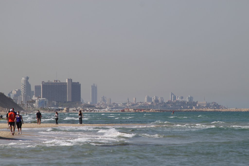 IMG_3733.JPG - Beach between Herzliya and Tel Aviv. The distance is optical reduced through the long-focus lens.