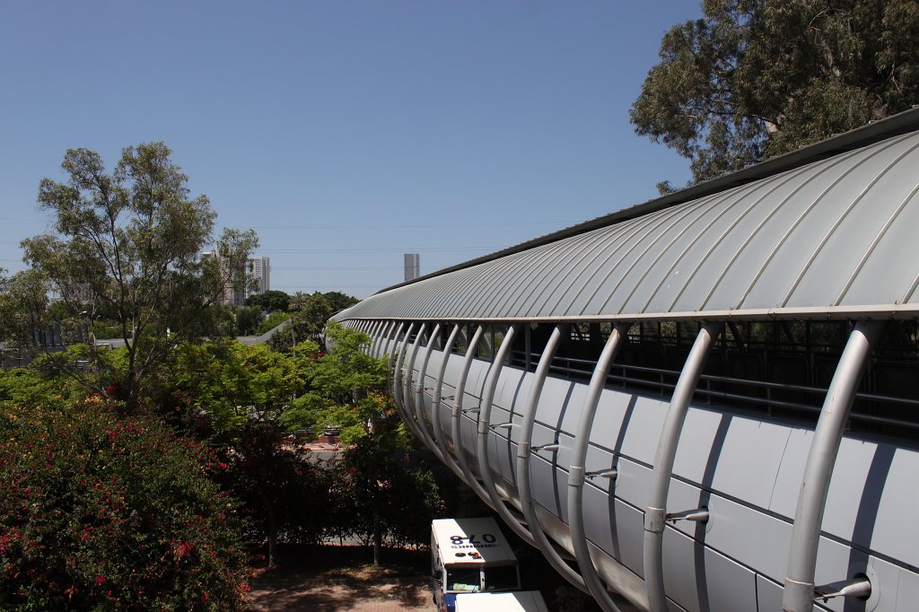 IMG_3846.JPG - Diamond bridge to  Tel Aviv Savidor Central Railway Station 