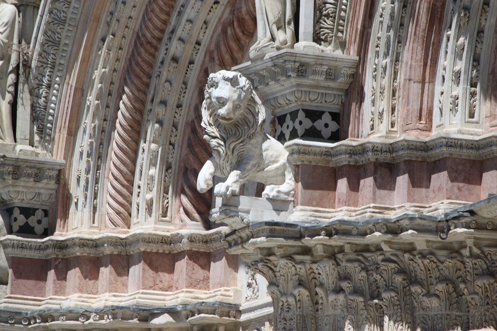 IMG_6197.JPG - Lion at the  Siena Cathedral  facade