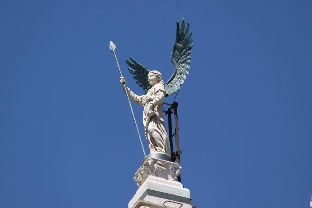 IMG_6204.JPG - Statue on top of the  Siena Cathedral 