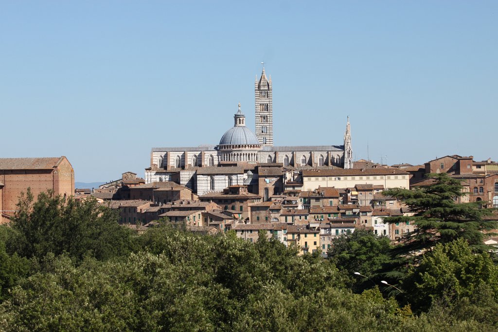 IMG_6294.JPG -  Siena  crowned by the  cathedral 