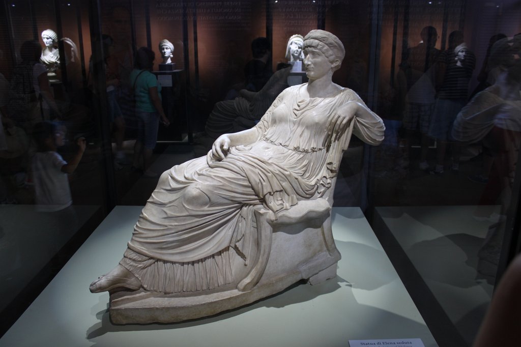 IMG_6501.JPG - Statua di Elena seduta / Seated statue of Helena. Greek marble, Antonine period (second half of the 2nd century A.D.), Roma, Musei Capitolini