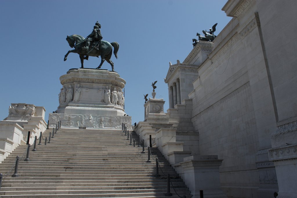 IMG_6991.JPG - Equestrian sculpture of  Victor Emmanuel II  at the  Altare della Patria 