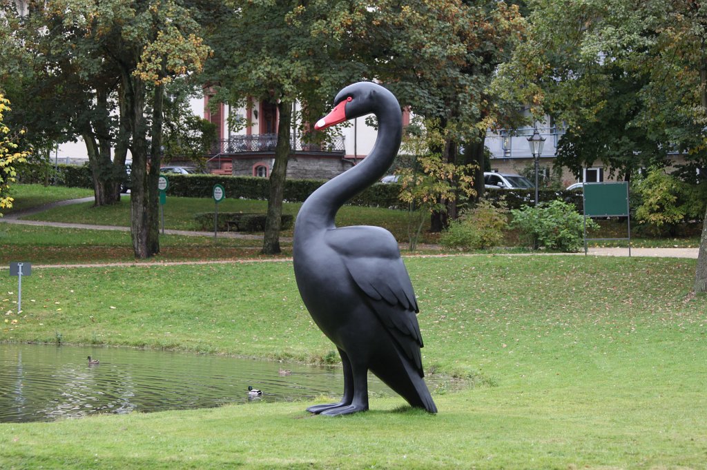 IMG_8109.JPG - Black Swan, Kenny Hunter, 2013, 400 x 120 x 160 cm,  Blickachsen  9, Bad Homburg