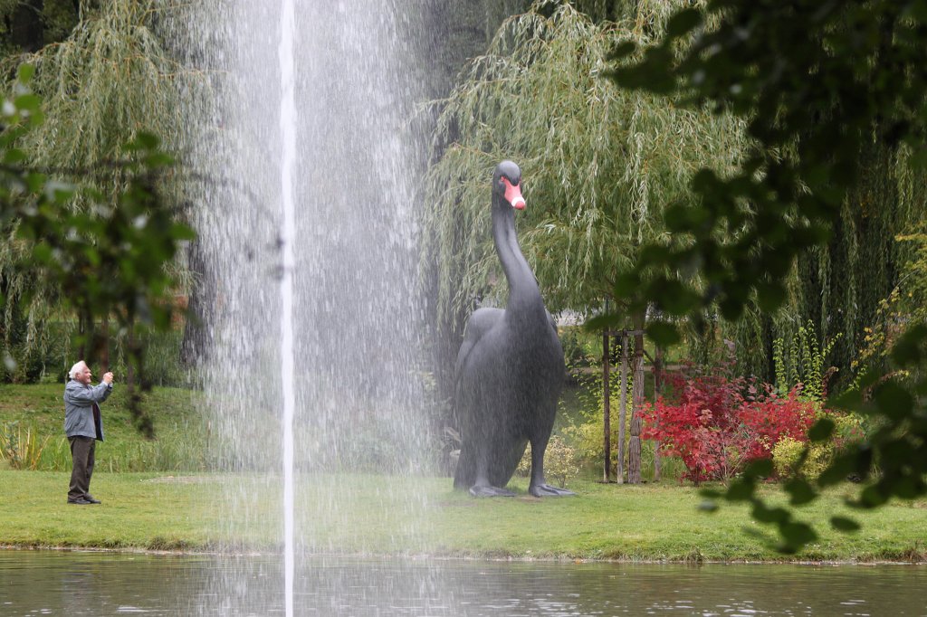 IMG_8117.JPG - Black Swan, Kenny Hunter, 2013, 400 x 120 x 160 cm,  Blickachsen  9, Bad Homburg