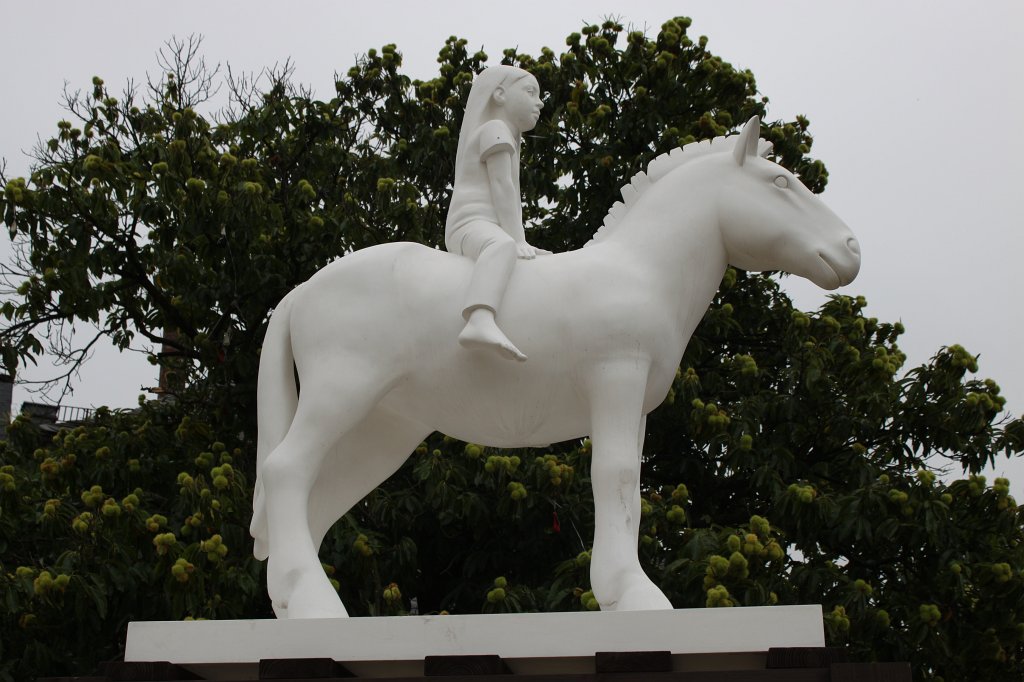 IMG_8136.JPG - Horse and Rider (Plinth Trial), Kenny Hunter, 2013,  Kunstharz, Holz, Farbe,   310 x 100 x 200 cm,  Blickachsen  9, Bad Homburg