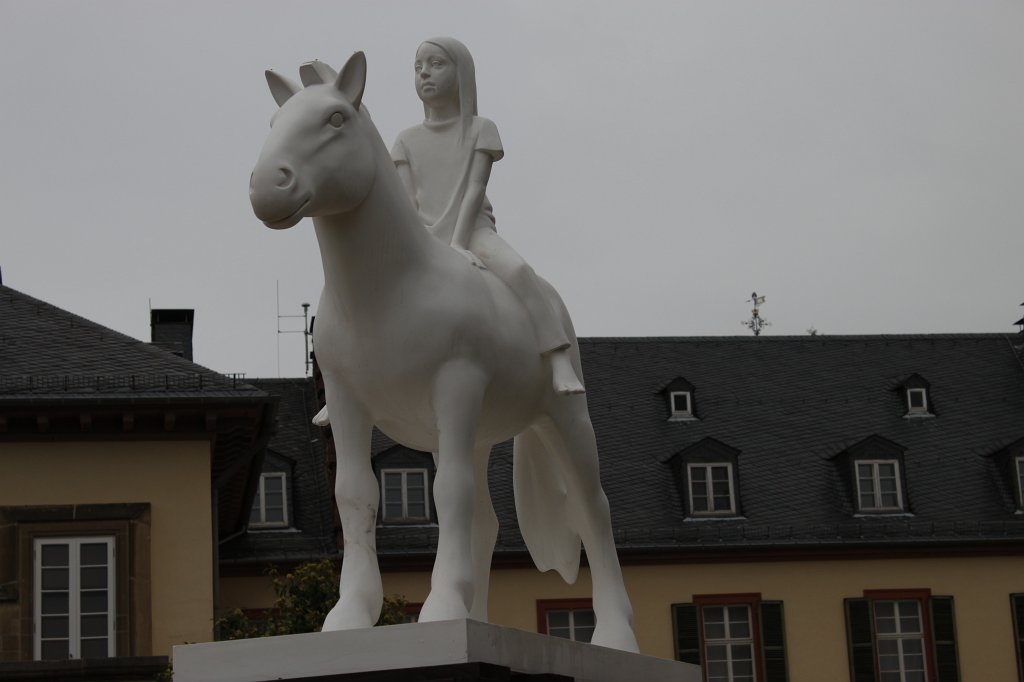 IMG_8137.JPG - Horse and Rider (Plinth Trial), Kenny Hunter, 2013,  Kunstharz, Holz, Farbe,   310 x 100 x 200 cm,  Blickachsen  9, Bad Homburg
