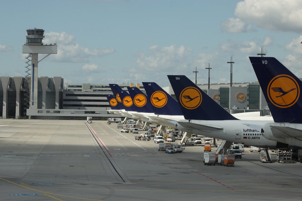 IMG_3351.JPG - Lufthansa jets in line