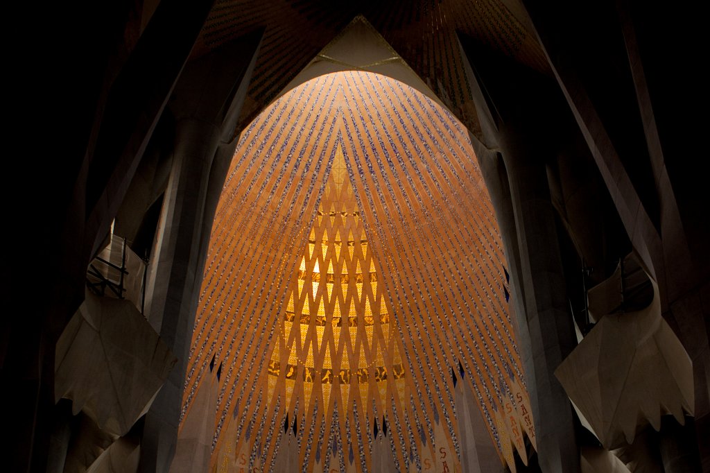 IMG_5386_c.jpg - Basílica i Temple Expiatori de la  Sagrada Família  - Cupola above the main altar