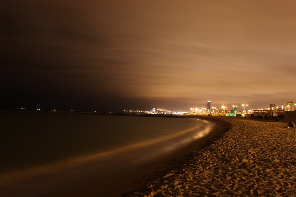 IMG_5677.JPG - Barcelona beach at night