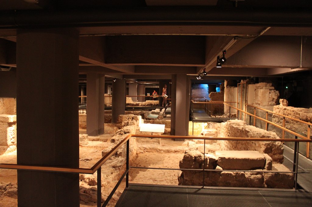 IMG_6084.JPG - Remainings of the Roman Empire under the streets of Barcelona shown in the  Museu d'Història de Barcelona 
